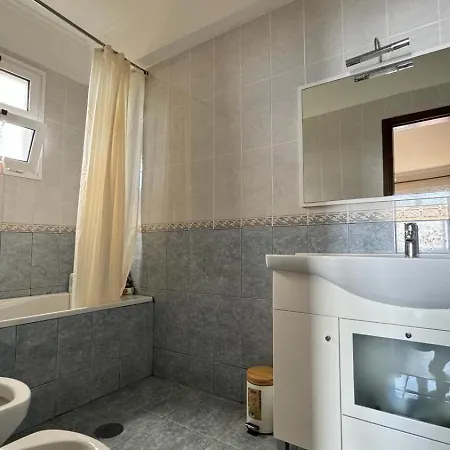 Golden View בית אירוח *